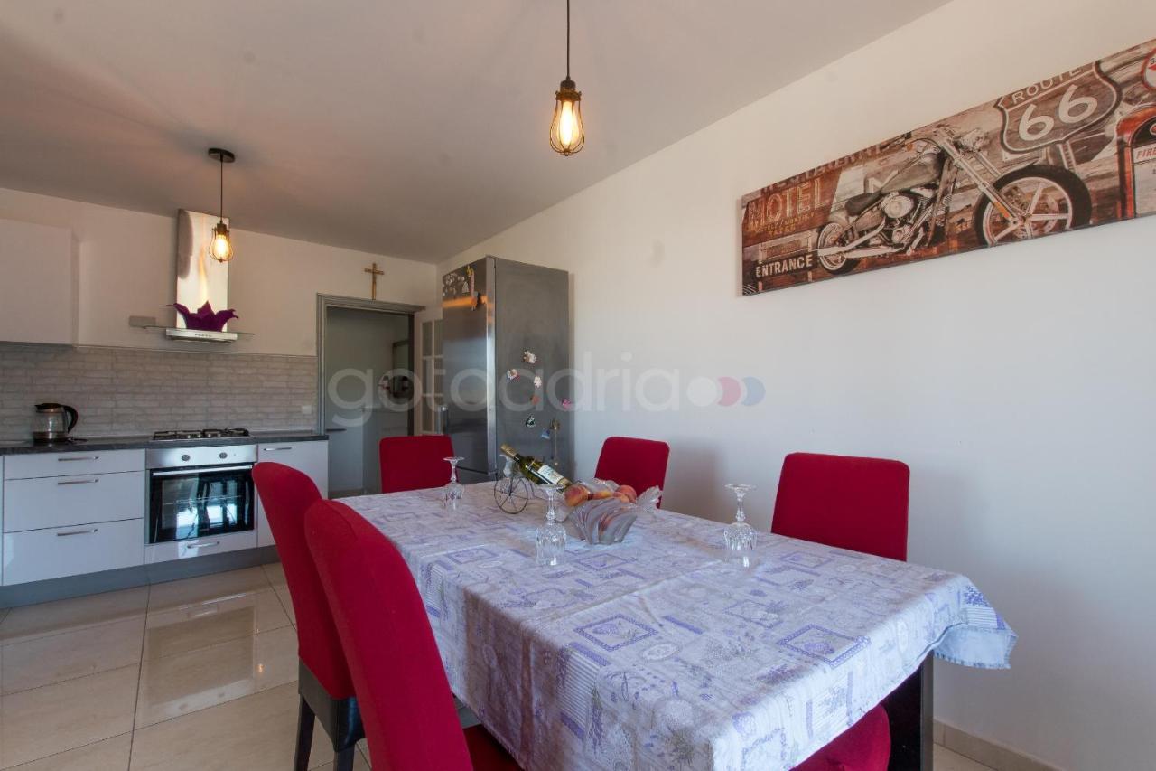 Apartment Vesna With Balcony & Free Parking Makarska Exteriör bild